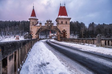 Orman Krallığı barajı karla kaplı. Les Kralovstvi, Elbe Nehri üzerinde 1920 yılında inşa edilmiş bir vadi baraj rezervuarıdır. Güzel kar sabahı