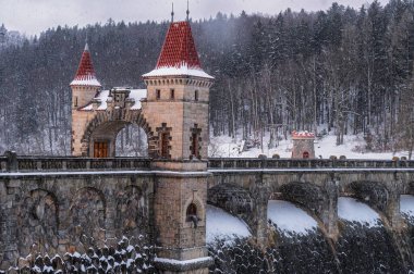 Orman Krallığı barajı karla kaplı. Les Kralovstvi, Elbe Nehri üzerinde 1920 yılında inşa edilmiş bir vadi baraj rezervuarıdır. Güzel kar sabahı