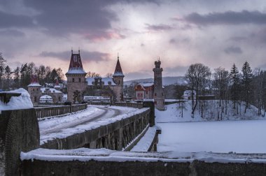 Orman Krallığı barajı karla kaplı. Les Kralovstvi, Elbe Nehri üzerinde 1920 yılında inşa edilmiş bir vadi baraj rezervuarıdır. Güzel kar sabahı