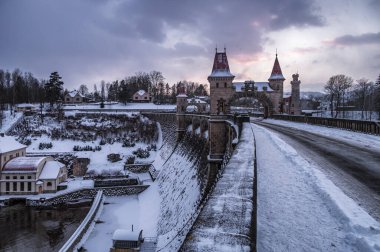 Orman Krallığı barajı karla kaplı. Les Kralovstvi, Elbe Nehri üzerinde 1920 yılında inşa edilmiş bir vadi baraj rezervuarıdır. Güzel kar sabahı