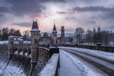 Orman Krallığı barajı karla kaplı. Les Kralovstvi, Elbe Nehri üzerinde 1920 yılında inşa edilmiş bir vadi baraj rezervuarıdır. Güzel kar sabahı