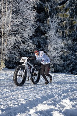 DESTNE, CZECH REPUBLIC - 23 Ocak 2025: Sedivackuv 'daki Destne, Orlicky dağ yarışında kar üzerinde yarışan bisikletçi.