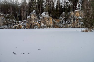 Adrspach Teplice Kayası Ulusal Parkı, Çek Cumhuriyeti. Kışın Adrıspanak Kayaları. 