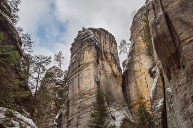 Adrspach Teplice Kayası Ulusal Parkı, Çek Cumhuriyeti. Kışın Adrıspanak Kayaları. 