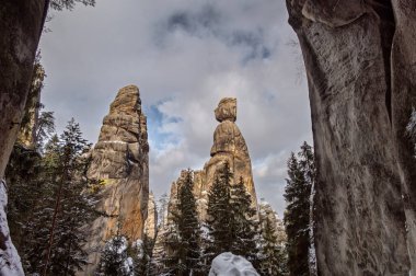 Adrspach Teplice Kayası Ulusal Parkı, Çek Cumhuriyeti. Kışın Adrıspanak Kayaları. 