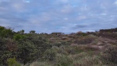 Bunker kompleksi IJmuiden, IJmuiden, Kuzey Hollanda, Hollanda, 24 Nisan 2024: İkinci Dünya Savaşı 'ndan kalma Alman savunma hattı günbatımı sırasında beton sığınaklar ve silah mevzilerinden oluşuyor.