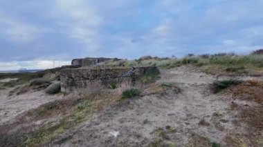 Bunker kompleksi IJmuiden, IJmuiden, Kuzey Hollanda, Hollanda, 24 Nisan 2024: İkinci Dünya Savaşı 'ndan kalma Alman savunma hattı günbatımı sırasında beton sığınaklar ve silah mevzilerinden oluşuyor.
