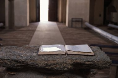 Gizemli kilise içinde mumlarla ve gece haçla ibadet edin. St. Matthew / Kostel Sv Kilisesi. Matouse