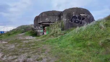 Bunker kompleksi IJmuiden, IJmuiden, Kuzey Hollanda, Hollanda, 24 Nisan 2024: İkinci Dünya Savaşı 'ndan kalma Alman savunma hattı günbatımı sırasında beton sığınaklar ve silah mevzilerinden oluşuyor.