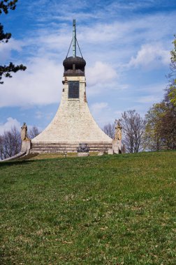 Prace, Çek Cumhuriyeti - 9 Haziran 2018: Prace Hill 'deki Barış Anıtı. Kadın heykelleri Fransa, Avusturya, Rusya ve Moravya 'yı sembolize ediyor. Austerlitz muharebesinin anısına küçük bir müze yapılmıştır..