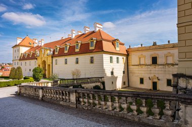 Valtice, Çek. 20.6.2023. Valtice Şatosu 'ndaki Barok konutları. Lednice ve Valtice Kültürel Peyzaj, Güney Moravya bölgesi. Çek Cumhuriyeti 'nden. Varış yeri asma..