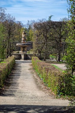 Kromeriz, Çek Cumhuriyeti - 13 Nisan 2025: Kromeriz bahçeleri, Avrupa Barok kraliyet konutu, şato bahçeleri, palmiye ağaçlı tropik sera, UNESCO sahası. Kromeriz Çiçek Bahçesi.