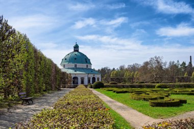 Kromeriz, Çek Cumhuriyeti - 13 Nisan 2025: Kromeriz bahçeleri, Avrupa Barok kraliyet konutu, şato bahçeleri, palmiye ağaçlı tropik sera, UNESCO sahası. Kromeriz Çiçek Bahçesi.