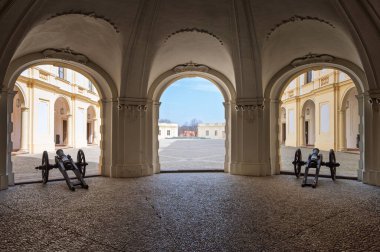 Slavkov, Çek Cumhuriyeti - 11 Nisan 2025: Slavkov Şatosu (Austerlitz) heykeli ve yolu olan bir park, Çek Cumhuriyeti.