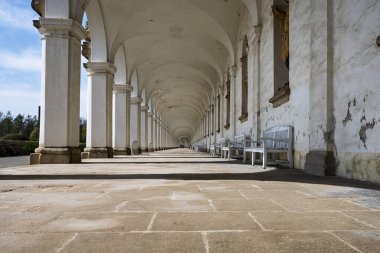 Kromeriz 'in çiçek bahçesindeki koloniden Rotunda' ya bir manzara - UNESCO