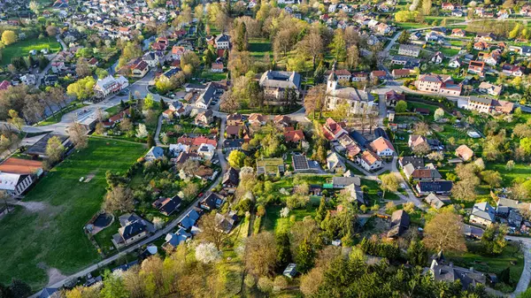 Şatosu, şatosu ve kilisesi olan Potstejn köyünün bahar havası, Çek Cumhuriyeti