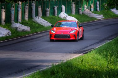 Horice, CZECH REPUBLIC - 19 Mayıs 2024: Tarihi Motosiklet Sergisi IRRC: Bir yarış öncesi formasyon turu süren güvenlik arabası