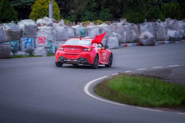 Horice, CZECH REPUBLIC - 19 Mayıs 2024: Tarihi Motosiklet Sergisi IRRC: Bir yarış öncesi formasyon turu süren güvenlik arabası