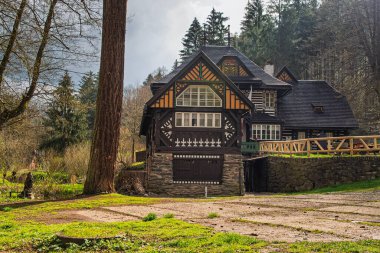 PEKLO, NOVE MESTO, Çek Cumhuriyeti - 3 Mayıs 2023: 'Peklo' köyünün tarihi ve popüler restoranı ve çevresi resmi olarak 'Bartonova Utulna' dır. Pekelec eski değirmeni 1912 'de yeniden inşa edildi..