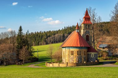 Çek Cumhuriyeti 'nin Sediviny kenti yakınlarındaki Saint Joseph Şapeli' ne bir bakış açısı