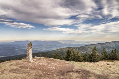 KRALICKY SNEZNIK, CZECH Cumhuriyet - 11 Mayıs 2021: Çek Cumhuriyeti Kralicky Sneznik Dağı 'nda genç fil granit heykeli.
