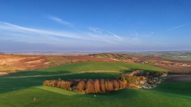 Moravian Tuscany, Güney Moravya Bölgesi 'nin Kyjov yakınlarındaki İtalyan Toskana manzarasına benzeyen bölgenin popüler bir adıdır. Hovorany yakınlarındaki arazide insansız hava aracı görünümü.