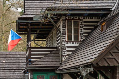 PEKLO, NOVE MESTO, Çek Cumhuriyeti - 3 Mayıs 2023: 'Peklo' köyünün tarihi ve popüler restoranı ve çevresi resmi olarak 'Bartonova Utulna' dır. Pekelec eski değirmeni 1912 'de yeniden inşa edildi..