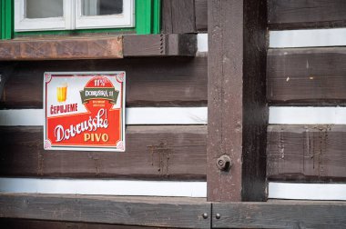 PEKLO, NOVE MESTO, Çek Cumhuriyeti - 3 Mayıs 2023: 'Peklo' köyünün tarihi ve popüler restoranı ve çevresi resmi olarak 'Bartonova Utulna' dır. Pekelec eski değirmeni 1912 'de yeniden inşa edildi..