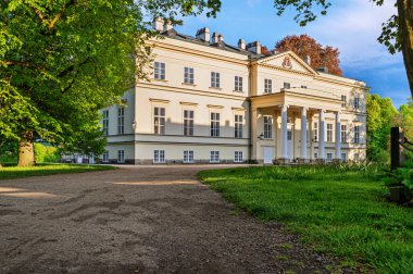 Castle Park 'tan İmparatorluk tarzında bir kale manzarası.