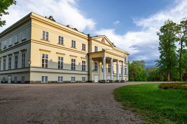 Castle Park 'tan İmparatorluk tarzında bir kale manzarası.