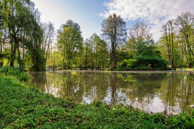 Çek Cumhuriyeti, Castolovice 'de bir sarayın bahar manzarası