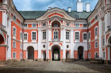 BROUMOV, CZECH Cumhuriyet (CZECHIA) 25 Nisan 2024: Güzel Benedictine Broumov Manastırı, Hradec Kralove Bölgesi (Krlovhradeck kraj) avlusu)