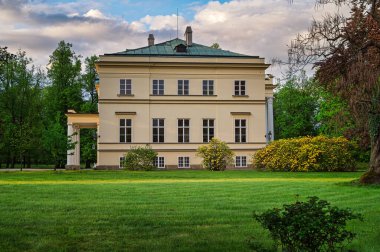 Castle Park 'tan İmparatorluk tarzında bir kale manzarası.