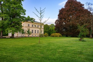 Castle Park 'tan İmparatorluk tarzında bir kale manzarası.