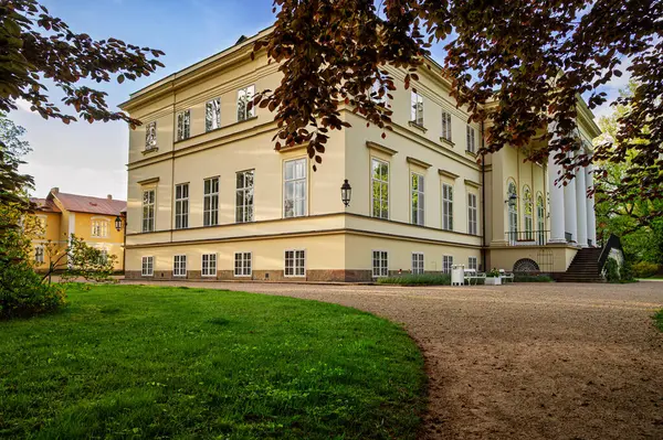 Castle Park 'tan İmparatorluk tarzında bir kale manzarası.