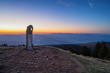Güneş doğarken Kralicky Sneznik veya Snieznik Klotzky 'nin Elefant heykeli - Çek Cumhuriyeti ve Polonya sınırı - Karadeniz, Baltık denizi ve Kuzey denizi için su bölünmesi