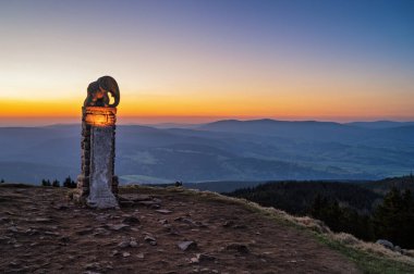 Güneş doğarken Kralicky Sneznik veya Snieznik Klotzky 'nin Elefant heykeli - Çek Cumhuriyeti ve Polonya sınırı - Karadeniz, Baltık denizi ve Kuzey denizi için su bölünmesi