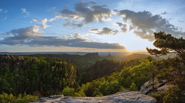Heyecan verici İzler ve Manzaralar: Carolafelsen, Sakson İsviçre 'den panoramik manzara (Schsische Schweiz)