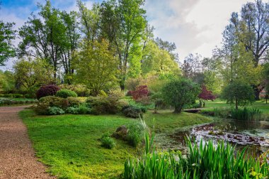 Çek Cumhuriyeti, Castolovice 'de bir sarayın bahar manzarası