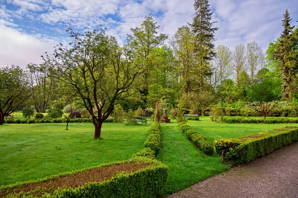 Çek Cumhuriyeti, Castolovice 'de bir sarayın bahar manzarası