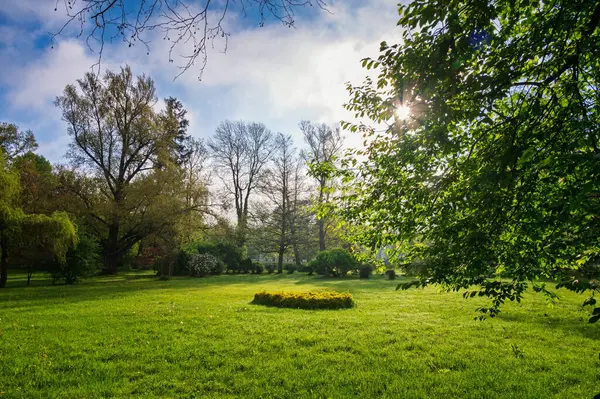 Çek Cumhuriyeti, Castolovice 'de bir sarayın bahar manzarası