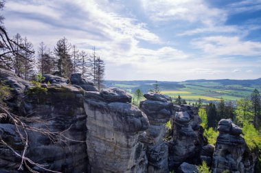 Korunan arazide kayalar Broumov duvarları, Ostas - Çek Cumhuriyeti, Avrupa