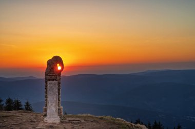 Kralicky sneznik, Çek Cumhuriyeti - 5 Mayıs 2024: Kralicky Sneznik veya Snieznik Klotzky 'nin gündoğumu sırasındaki Elefant heykeli - Çek Cumhuriyeti ve Polonya sınırı - Karadeniz, Baltık ve Kuzey Denizi için su bölünmesi