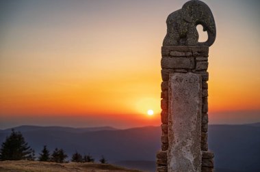 Kralicky sneznik, Çek Cumhuriyeti - 5 Mayıs 2024: Kralicky Sneznik veya Snieznik Klotzky 'nin gündoğumu sırasındaki Elefant heykeli - Çek Cumhuriyeti ve Polonya sınırı - Karadeniz, Baltık ve Kuzey Denizi için su bölünmesi