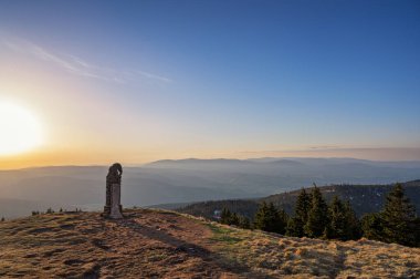 Kralicky sneznik, Çek Cumhuriyeti - 5 Mayıs 2024: Kralicky Sneznik veya Snieznik Klotzky 'nin gündoğumu sırasındaki Elefant heykeli - Çek Cumhuriyeti ve Polonya sınırı - Karadeniz, Baltık ve Kuzey Denizi için su bölünmesi
