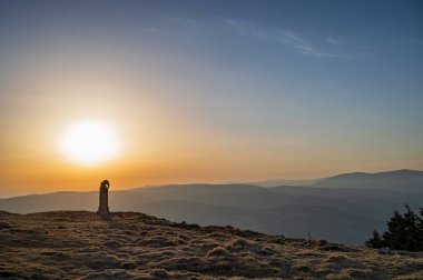 Kralicky sneznik, Çek Cumhuriyeti - 5 Mayıs 2024: Kralicky Sneznik veya Snieznik Klotzky 'nin gündoğumu sırasındaki Elefant heykeli - Çek Cumhuriyeti ve Polonya sınırı - Karadeniz, Baltık ve Kuzey Denizi için su bölünmesi