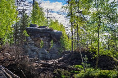 Ostas Doğa Rezervi ve masa dağı manzarası, Broumov bölgesi, Çek Cumhuriyeti. Kayalar, mağaralar, tuhaf kumtaşı oluşumları. Kayalardan oluşan labirentli doğal kasaba. Romantik kayalık kanyon.