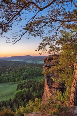 Pfaffenstein masa tepesi dağ, kumtaşı uçurumundan Saksonya İsviçre 'nin derin sisli vadisine güzel bir sabah manzarası. Kum taşı zirveleri sisli Almanya 'dan yükseldi.
