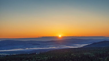 Pfaffenstein masa tepesi dağ, kumtaşı uçurumundan Saksonya İsviçre 'nin derin sisli vadisine güzel bir sabah manzarası. Kum taşı zirveleri sisli Almanya 'dan yükseldi.