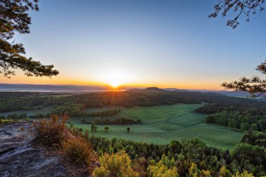 Pfaffenstein masa tepesi dağ, kumtaşı uçurumundan Saksonya İsviçre 'nin derin sisli vadisine güzel bir sabah manzarası. Kum taşı zirveleri sisli Almanya 'dan yükseldi.